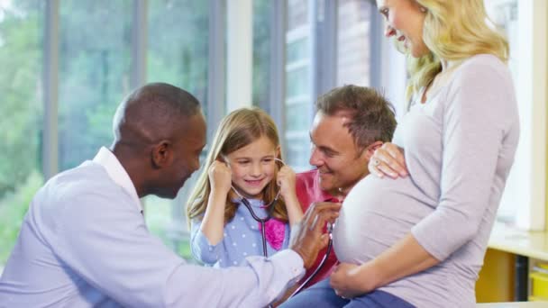 Doctor examining pregnant woman — Stock Video