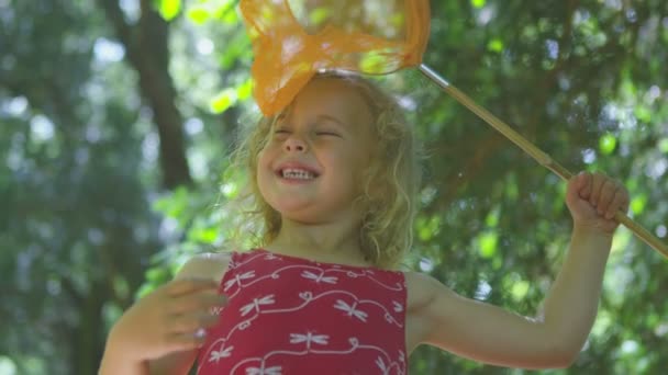 Fille Jouer avec le filet de pêche — Video