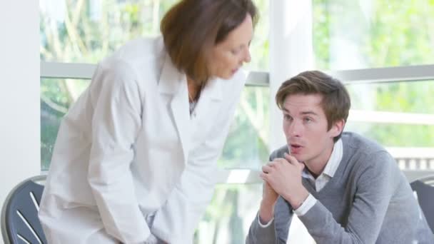 Uomo preoccupato nella zona d'attesa dell'ospedale — Video Stock