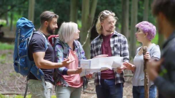 Mann lächelt bei einer Wanderung mit Freunden — Stockvideo