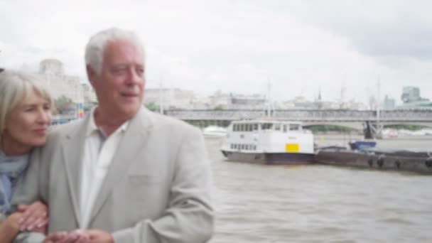 情侣站在泰晤士河畔身边 — 图库视频影像