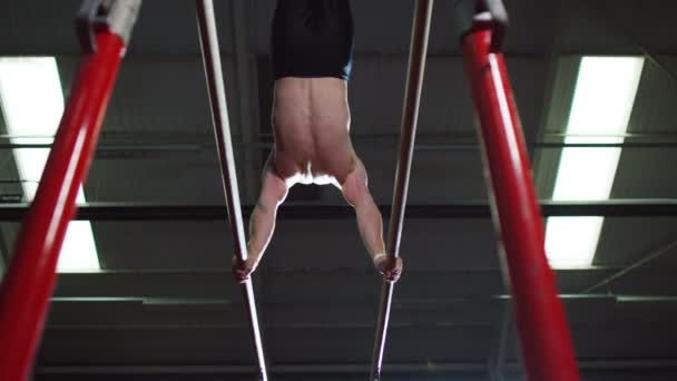 Gymnastka školení na bradla — Stock video