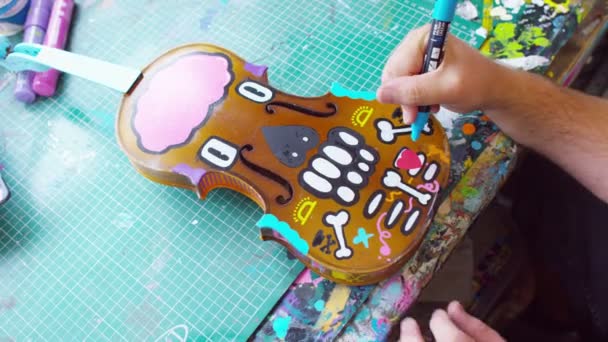 Artist putting design onto a violin — Stock Video