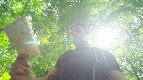 Homme randonnée dans les bois — Video