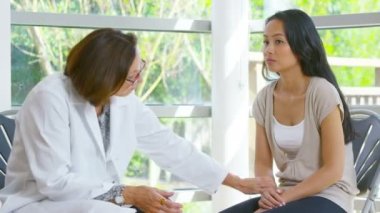 Hastane bekleme alanında endişeli kadın