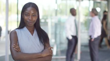 Ofis binası içinde ayakta işkadını