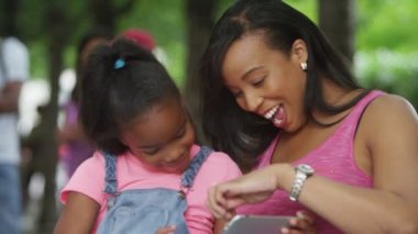 Anne ve kızı bilgisayar tablet vasıl arıyorsunuz