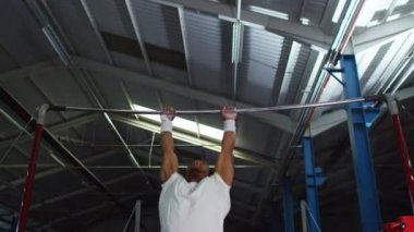  yatay çubuğu'nda eğitim jimnastikçi