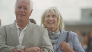 Çiftler birlikte vakit geçiriyorlar.