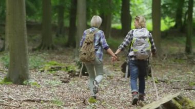 bir öpücük paylaşmak için iki dur