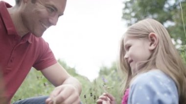  Baba ve kız açık havada vakit