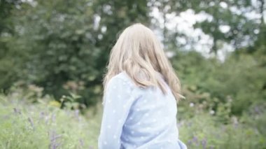  Kız malzeme çekme kır çiçekleri