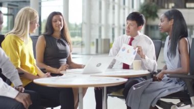 iş adamı meslektaşlarına sunu