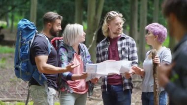  Arkadaş grubu yürüyüşe gülümseyen adam