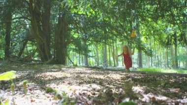 Balık ağı ile oynayan kız