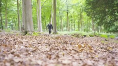  Ormanın içinden çalışan iş adamı