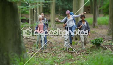  arkadaşlar ormanda hiking