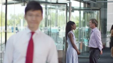 Ofis binasında duran iş adamı