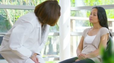 Hastane bekleme alanında endişeli kadın