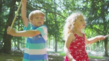 ağlar Balık tutma ile oynayan kız ve erkek