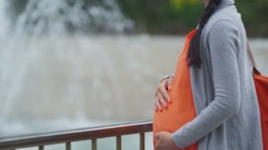 doğal açık alanda duran kadın