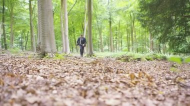  Ormanın içinden çalışan iş adamı