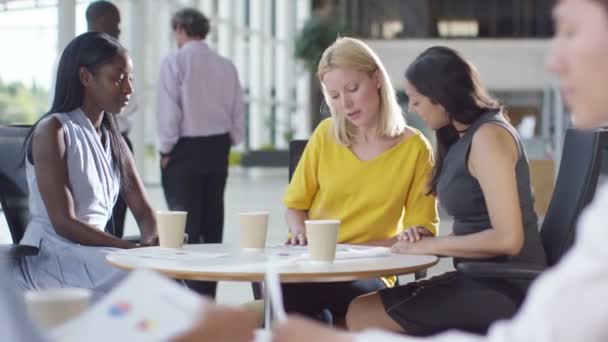 Vrouwelijke bedrijfsgroep chatten in kantoor — Stockvideo