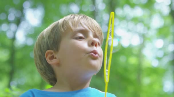 garçon soufflant des bulles