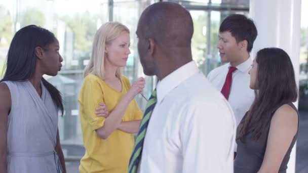 Equipo de negocios en edificio de oficinas — Vídeo de stock