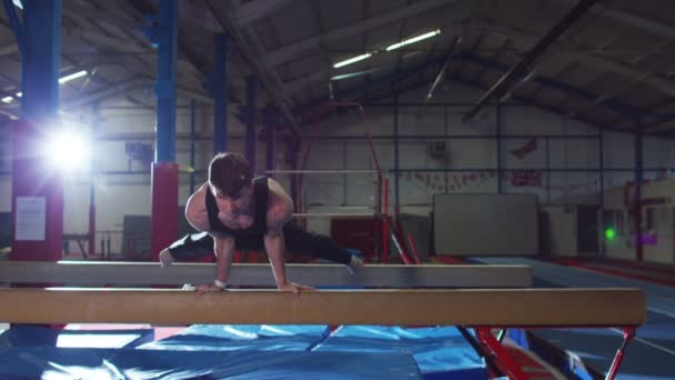 Treinamento de ginasta no feixe de equilíbrio — Vídeo de Stock