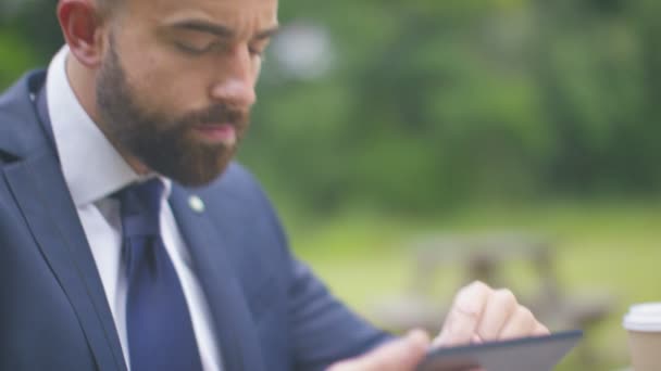 Geschäftsmann schaut auf Computer-Tablet — Stockvideo