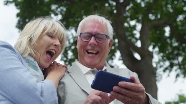 Couple looking at mobile phone — Stock Video