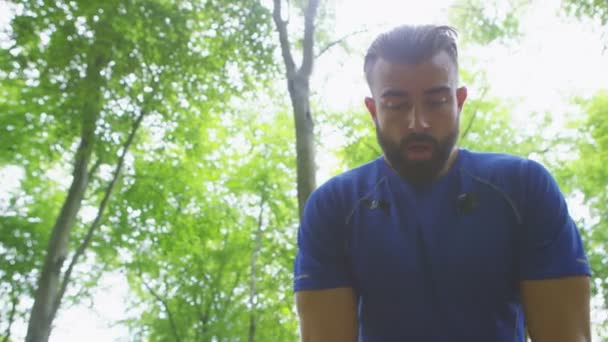Hombre corriendo en el bosque — Vídeos de Stock