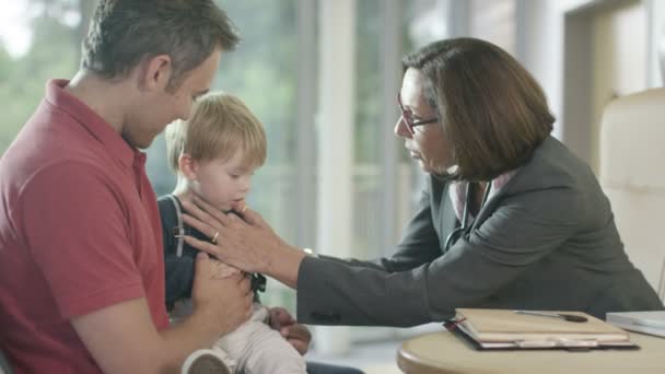 Doctor hablando con padre e hijo — Vídeos de Stock