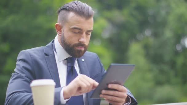 Homme d'affaires travaillant sur tablette informatique — Video