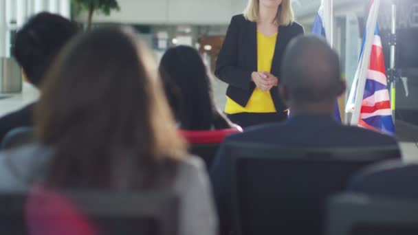 Grupo empresarial aplaude al ponente — Vídeo de stock