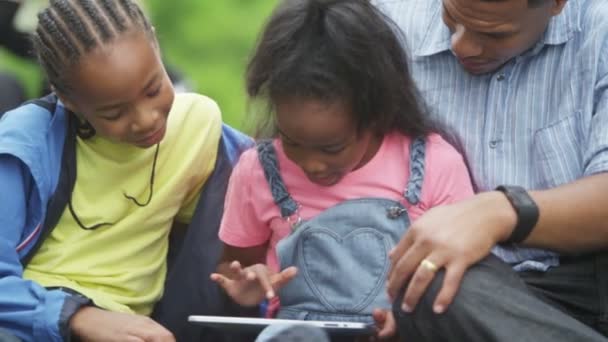 Vater mit Kindern schaut auf Computer-Tablet — Stockvideo