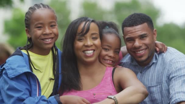 Família se divertindo no parque — Vídeo de Stock