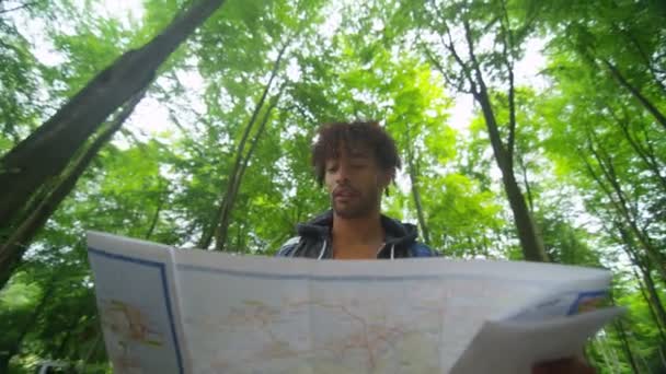 Mann wandert im Wald — Stockvideo