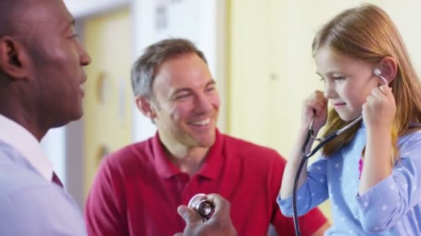 医師は、聴診器で女の子を聞くことができます。 — ストック動画