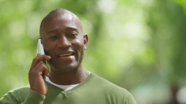 Man aan het praten op mobiele telefoon — Stockvideo