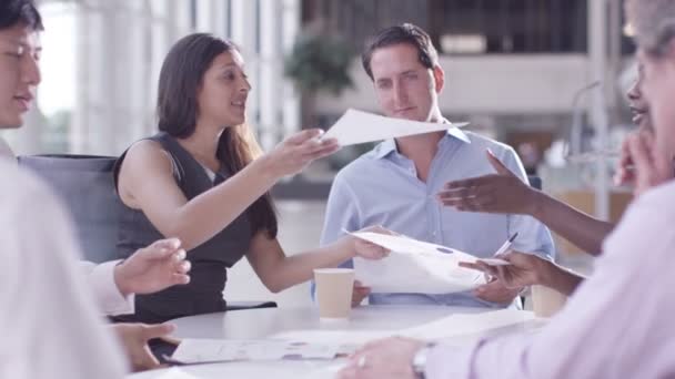 Grupo empresarial discutir ideas — Vídeos de Stock