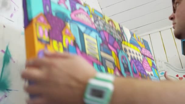 Kunstenaar ophangen van een canvas — Stockvideo