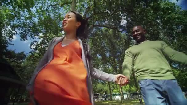 Pareja dando un paseo por el parque — Vídeos de Stock