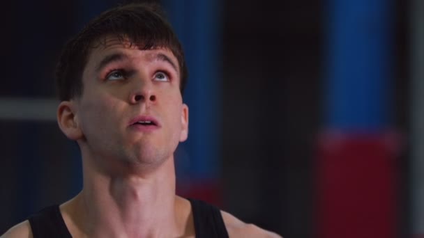 Gymnast preparing to train on apparatus — Stock Video
