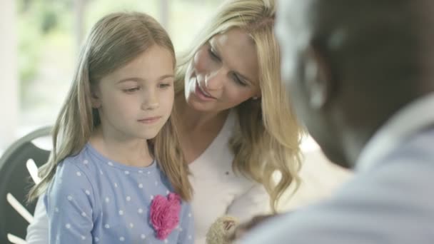 Medico che parla con madre e figlio in ufficio — Video Stock