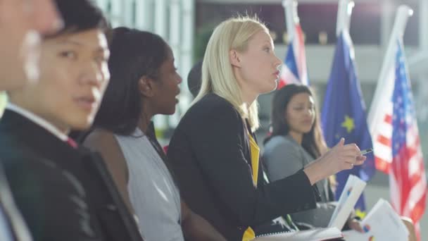 Grupo ouvindo o orador na conferência — Vídeo de Stock