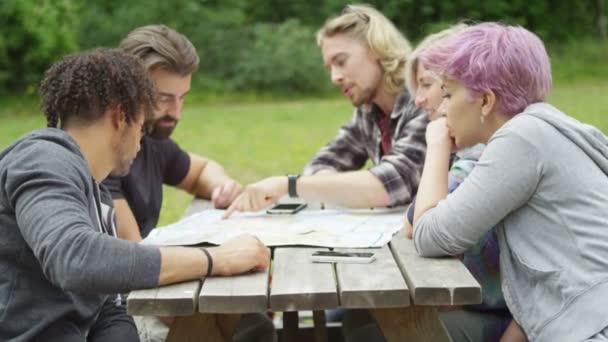 Amigos a olhar para o mapa — Vídeo de Stock