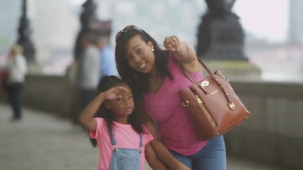 Мать и дочь осматривают достопримечательности Лондона — стоковое видео