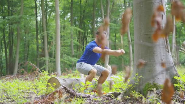 Ormanın ortasında çalışma dışarı adam — Stok video